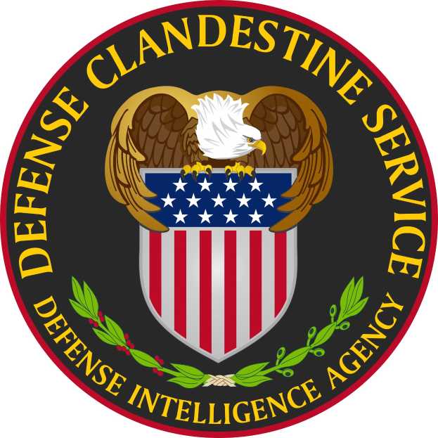 Logo des Defense Clandestine Service mit einem Schild mit einem Adlersymbol in der Mitte, umgeben von einem Lorbeerkranz und der Inschrift "Defense Intelligence Agency" in fetter Schrift.