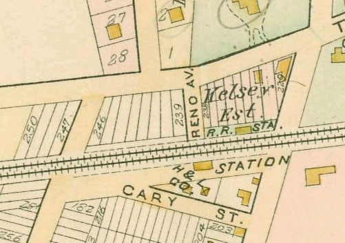 Alte Karte einer dicht bebauten Stadt mit nummerierten Grundstücken, Textanmerkungen und einer "Grundstück-zu-Verkauf"-Anzeige unten.