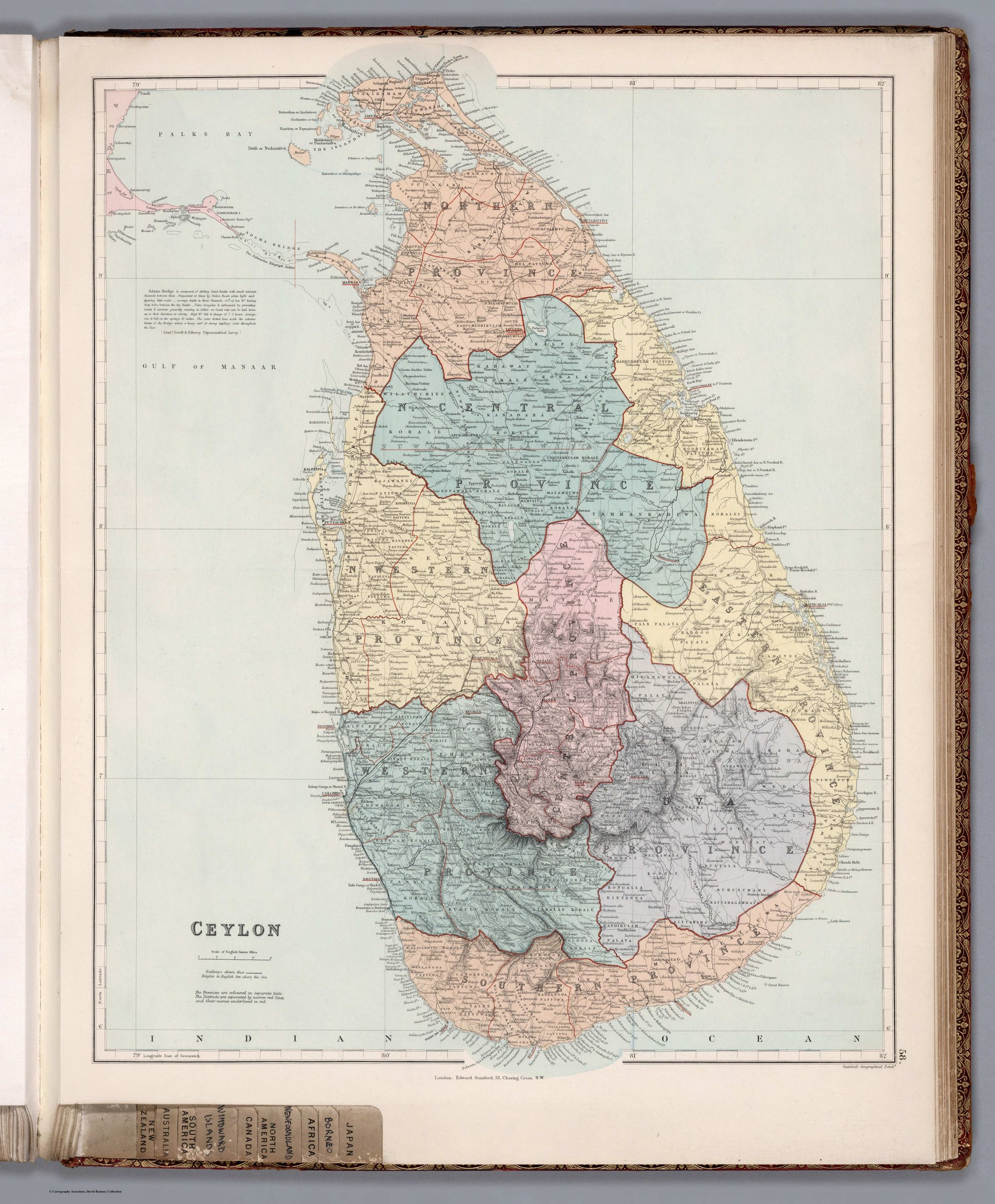 Ein aufgeschlagenes Buch, das eine detaillierte Karte von Sri Lanka zeigt, einschließlich seiner Provinzen und Städte, mit begleitendem Text.