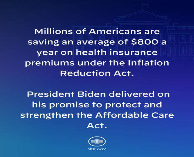 Blauer Hintergrund mit weißer Schrift, die besagt, dass Millionen von Amerikanern durchschnittlich 800 USD pro Jahr an den Gesundheitsversicherungsprämien unter dem Inflation Reduction Act sparen, zentriert mit einem Logo.