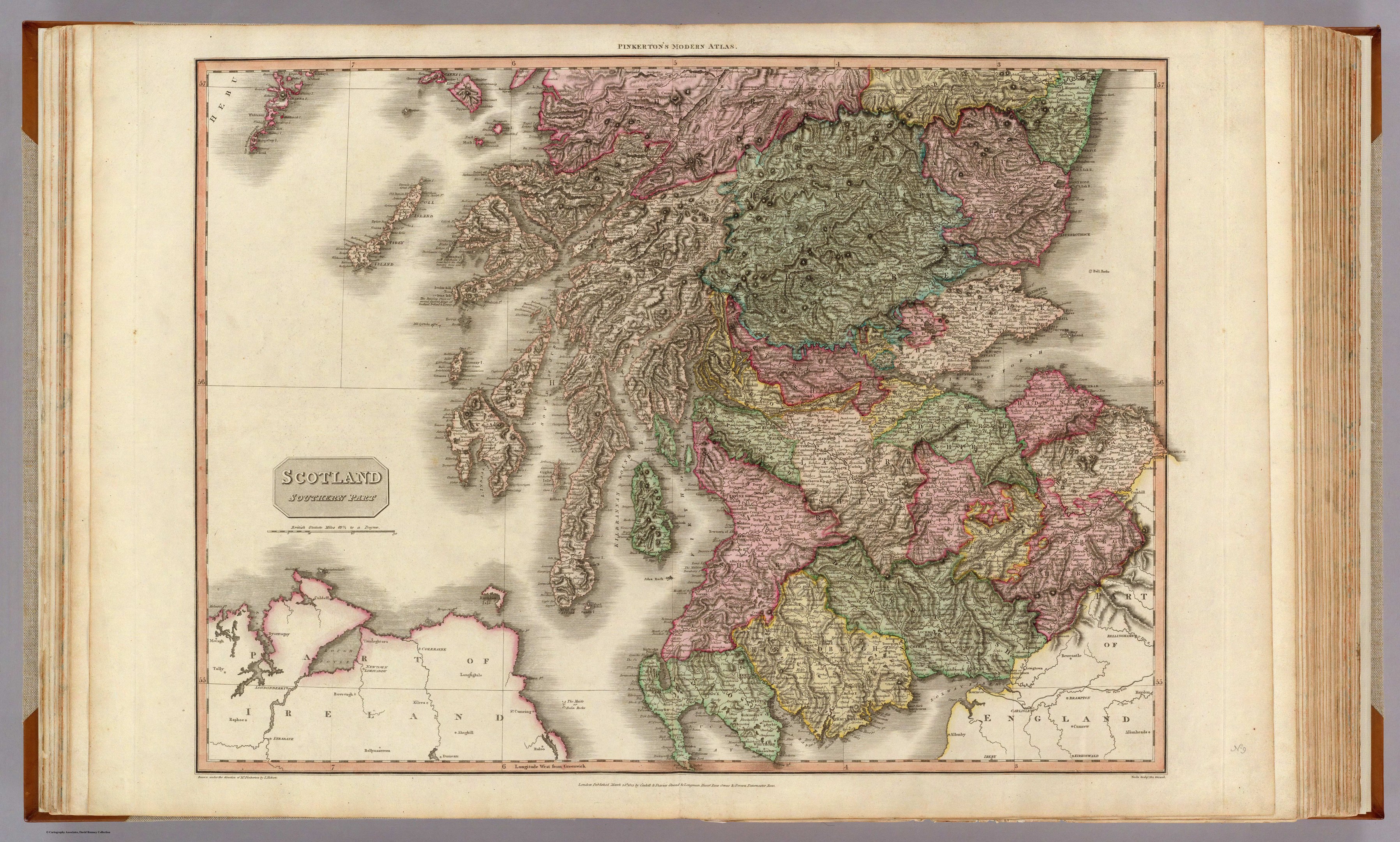 Altes Buch mit einer detaillierten Karte von Schottlands Provinzen auf dem Cover, begleitet von erklärendem Text.