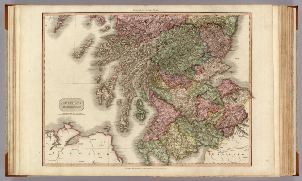 Altes Buch mit einer detaillierten Karte von Schottlands Provinzen auf dem Cover, begleitet von erklärendem Text.