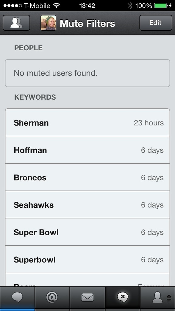 Ein Mobilbildschirm mit einem WiFi-Symbol und einer Batterie von 100% oben, mit Logos unten.
