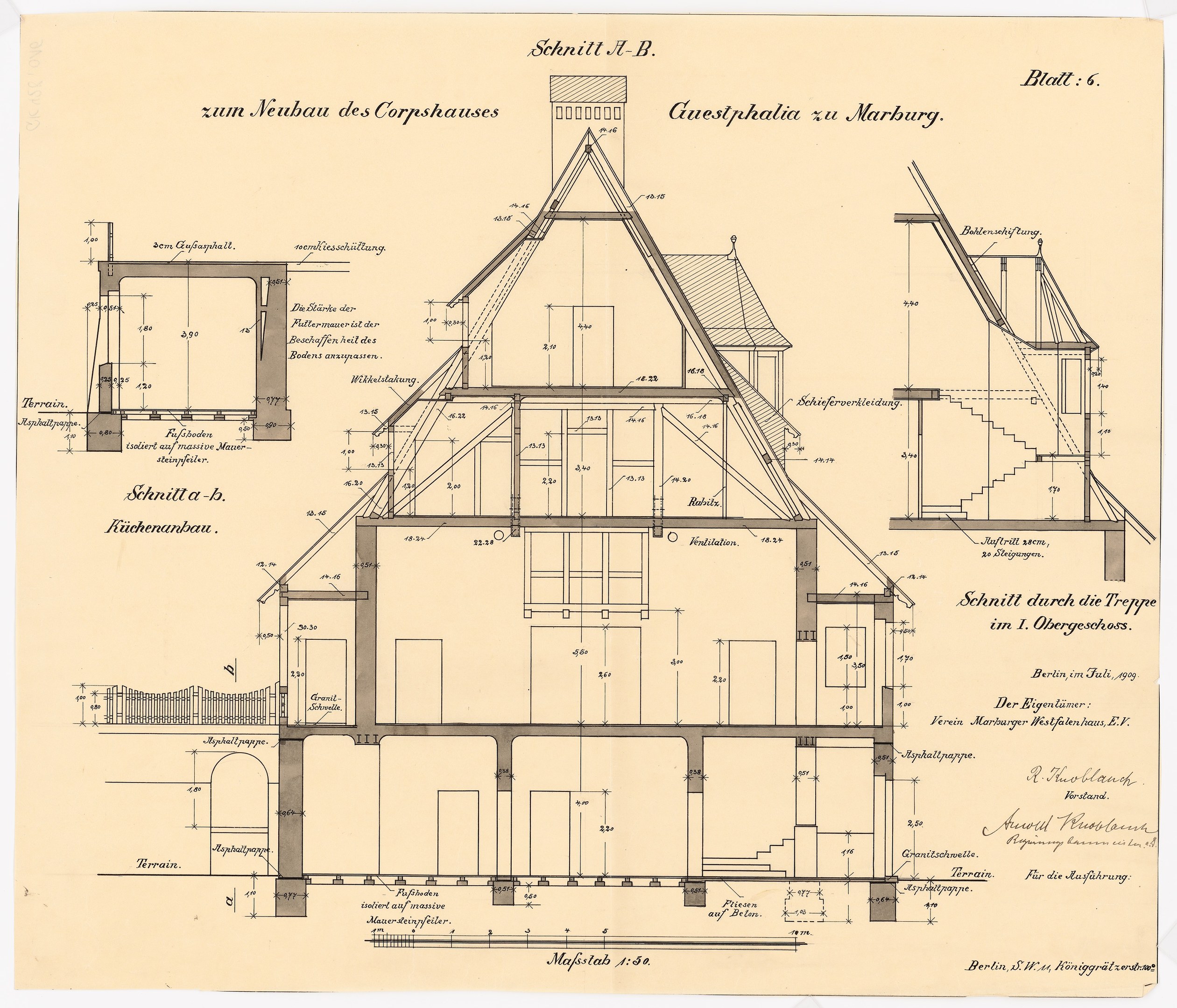 Schwarz-weißes Architekturzeichnung eines Hauses mit zahlreichen Fenstern und einem Dach mit Giebel, begleitet von detaillierten Plänen und Text auf altem Papier.
