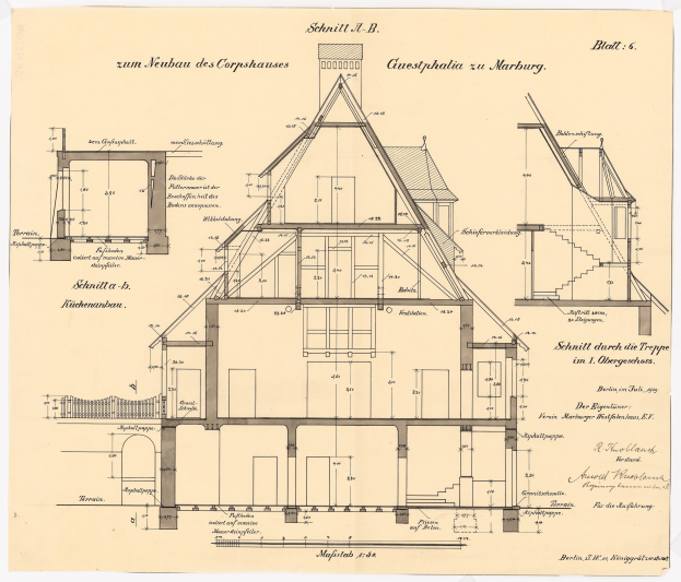 Schwarz-weißes Architekturzeichnung eines Hauses mit zahlreichen Fenstern und einem Dach mit Giebel, begleitet von detaillierten Plänen und Text auf altem Papier.