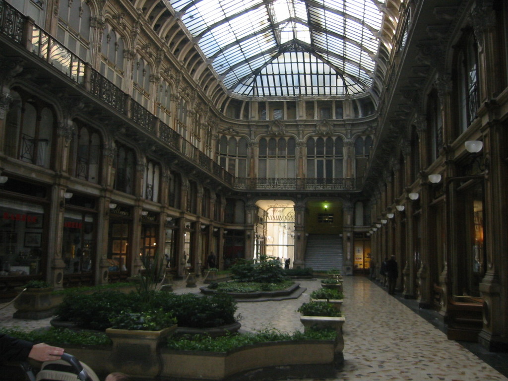 Ein Gebäude mit elektrischen Lichtern, Masten, Namensschildern und Topfpflanzen.