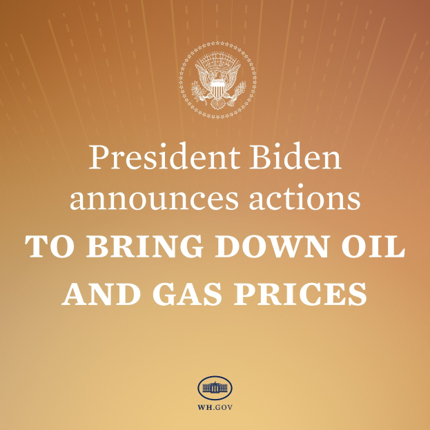 Präsident Biden an einem Rednerpult, auf dem er Maßnahmen zur Reduzierung von Öl- und Gaspreisen ankündigt, mit einem Plakat im Hintergrund.