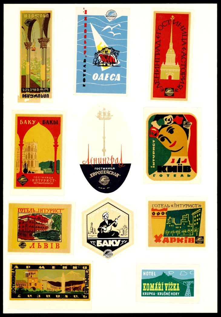 Ein schwarzer Rahmen mit einem Raster von russischen Vintage-Reiseplakaten mit verschiedenen Designs, Farben und Kyrillisch-Text in klassischer Typografie.