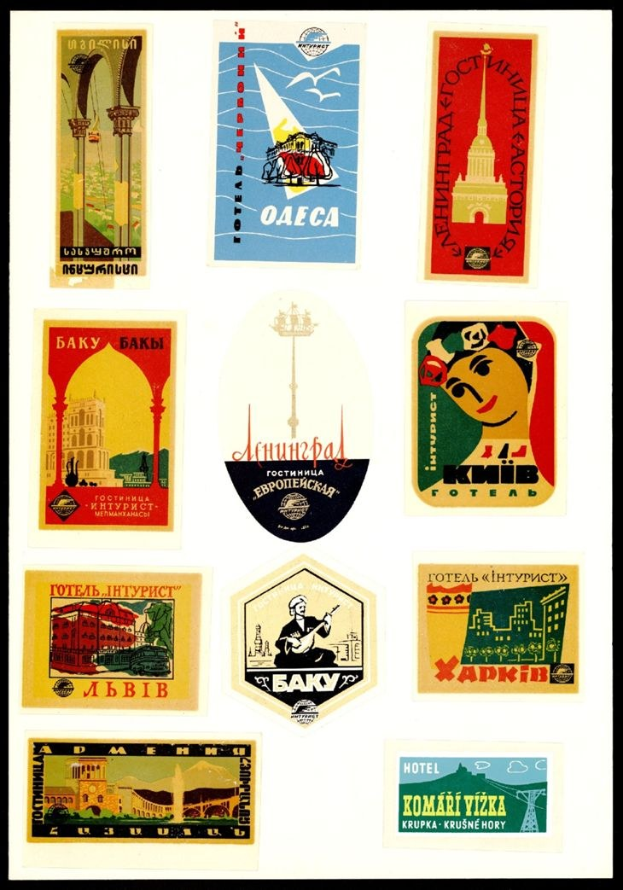 Ein schwarzer Rahmen mit einem Raster von russischen Vintage-Reiseplakaten mit verschiedenen Designs, Farben und Kyrillisch-Text in klassischer Typografie.