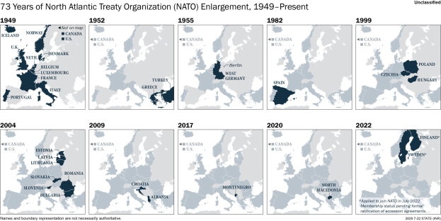 Karte, die die Erweiterung der NATO von 1949 bis heute zeigt, mit farblich kodierten Bereichen nach Zugangsort und erklärendem Text oben.