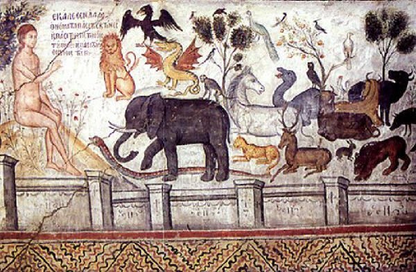 Fresko auf einer Wand eines Hauses in Pompeji, das eine Frau in einem wallenden Kleid mit ausgebreiteten Armen zeigt, umgeben von einem Löwen, Giraffe, Zebra, Flusspferd, üppigen Bäumen, fliegenden Vögeln und Schrifttext.