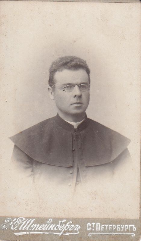 Schwarzes und weißes Foto eines Mannes in Priesterroben und Brille, identifiziert als Erzbischof der Kirche des Heiligen Grabes.