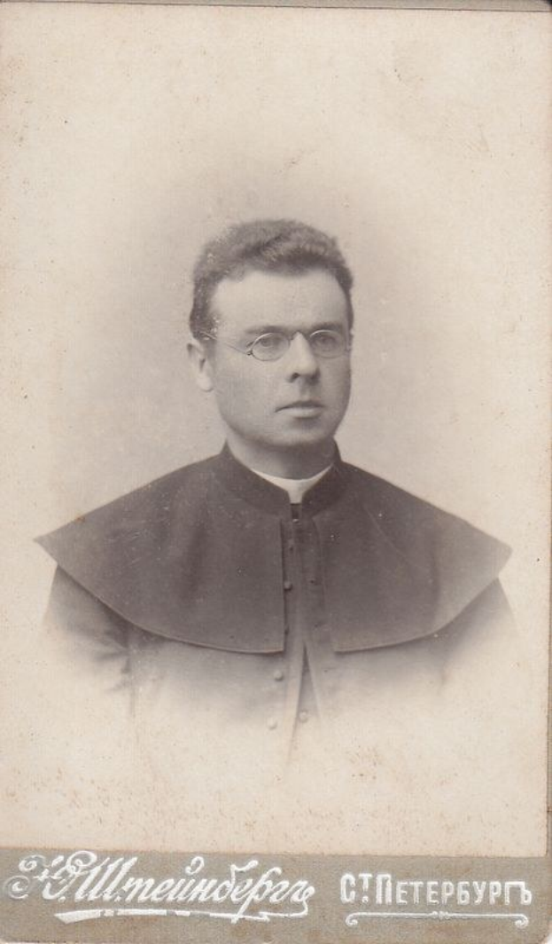 Schwarzes und weißes Foto eines Mannes in Priesterroben und Brille, identifiziert als Erzbischof der Kirche des Heiligen Grabes.