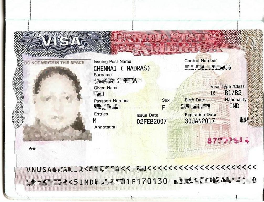 Falscher indischer Visumspass mit einem Frauenfoto und sichtbarem Text und Zahlen.