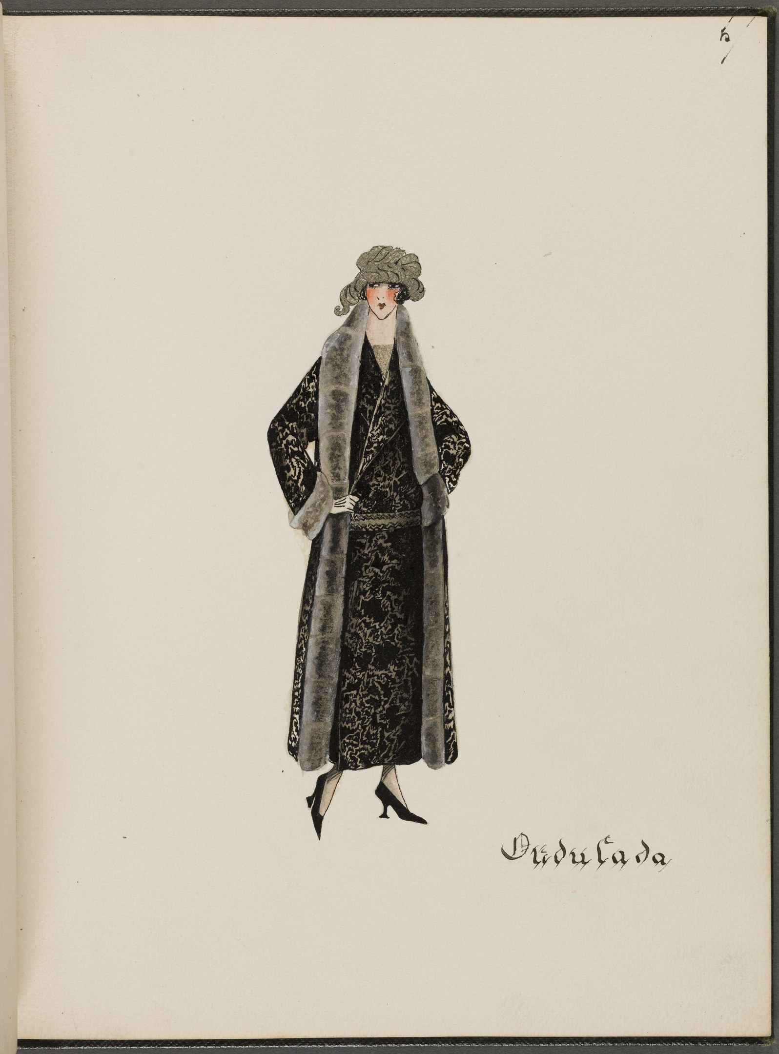 Eine Frau in einem schwarzen Kleid und einem Nerzcape steht anmutig mit verschränkten Händen da, das Haar zu einem Knoten gebunden, blickt in die Ferne.