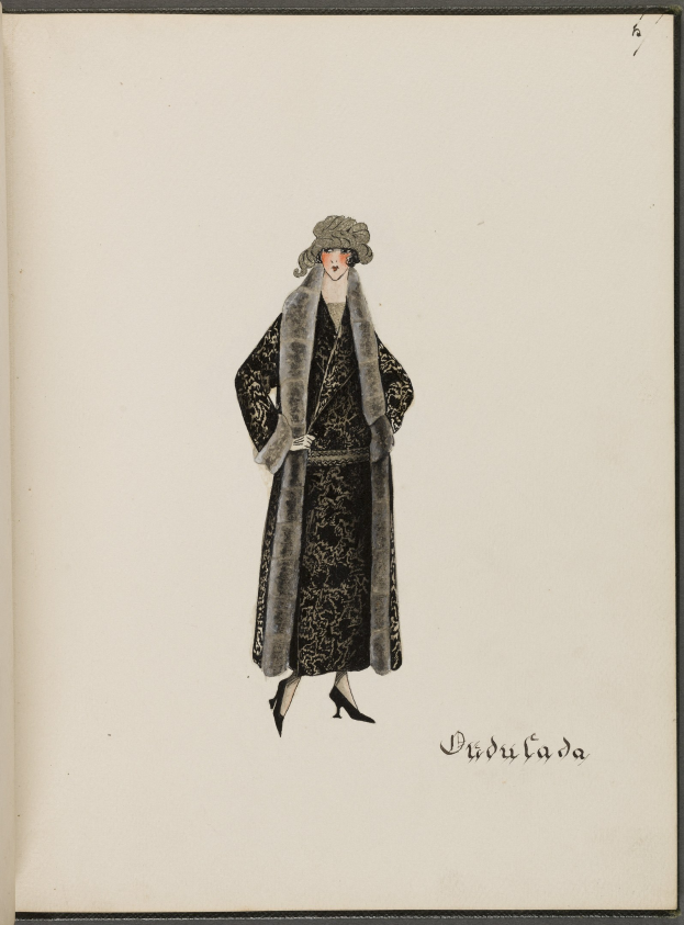 Eine Frau in einem schwarzen Kleid und einem Nerzcape steht anmutig mit verschränkten Händen da, das Haar zu einem Knoten gebunden, blickt in die Ferne.