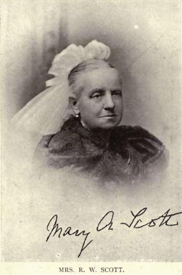 Schwarz-weißes Foto einer Frau in einem Hochzeitskleid mit Text "Mrs. W. Scott" unten.