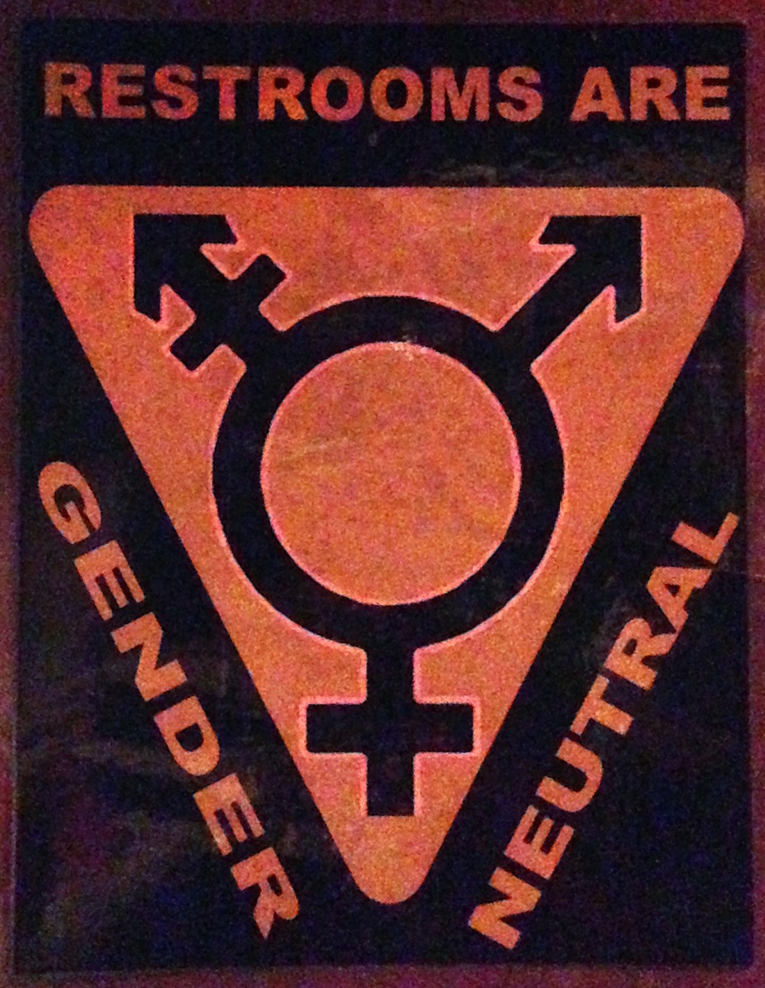 Plakat mit der Aufschrift 'Toiletten sind geschlechtsneutral' betont die Inklusivität in den Toiletteneinrichtungen.