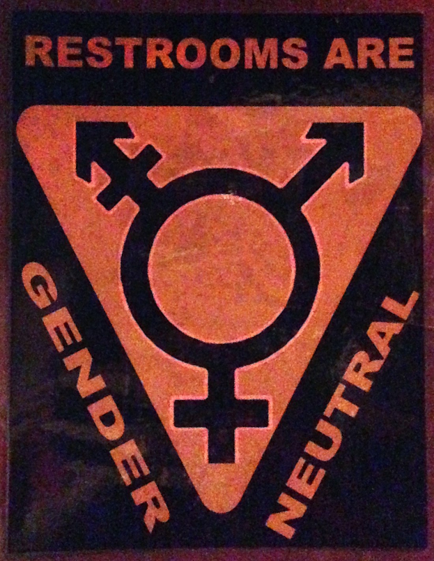 Plakat mit der Aufschrift 'Toiletten sind geschlechtsneutral' betont die Inklusivität in den Toiletteneinrichtungen.