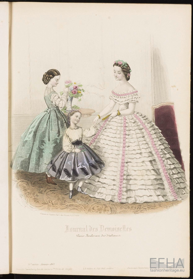 Illustration von zwei Frauen und einem Kind in Kleidern, wobei die linke Frau Blumen hält und die mittlere Frau auf einem Stuhl sitzt, aus 'Journal des Demoiselles de Paris'.