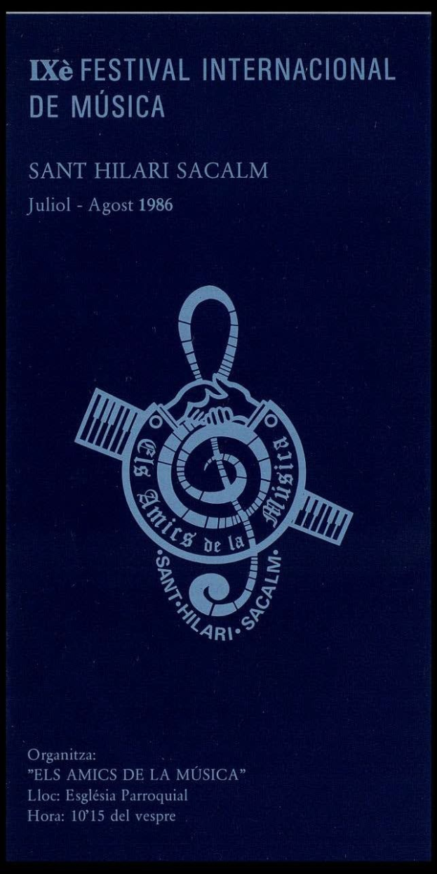 Ein Plakat für das Ixé Festival Internacional de Música mit einem kreisförmigen Logo, das eine musikalische Note inmitten von Blättern und Blumen zeigt, sowie einer fetten weißen Schrift, die "International Music Festival" lautet, und einem tiefblauen Hintergrund mit Sternen.