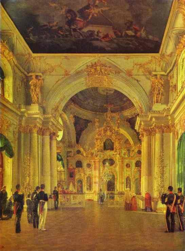 Innenraum des Hermitage-Museums in St. Petersburg, Russland, mit Menschen, Säulen, Statuen, einem Kronleuchter, detaillierten Wandverzierungen und einer bemalten Decke.