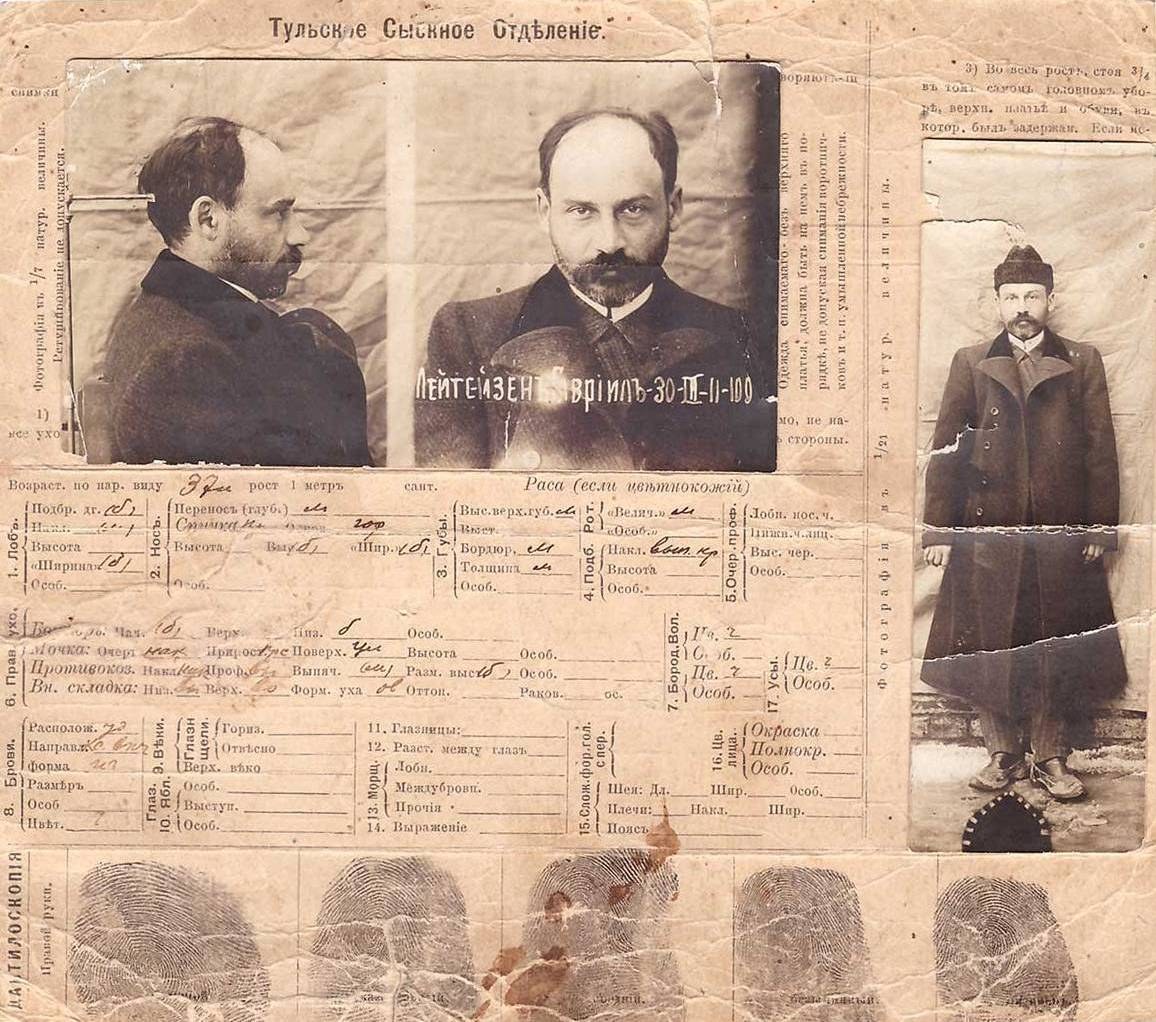 Alter russischer Pass mit einem Mann auf dem Foto im Anzug, mit kyrillischer Schrift und Fingerabdrücken, was auf eine historische Spionageverwendung hindeutet.