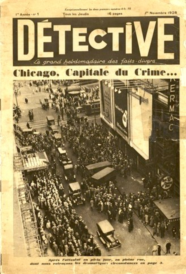 Schwarz-weißes Foto eines alten Zeitungsartikels mit der Schlagzeile "Detective, Chicago, Capital du Crime", das eine Menschenmenge und Fahrzeuge auf einer Straße mit Gebäuden im Hintergrund zeigt.