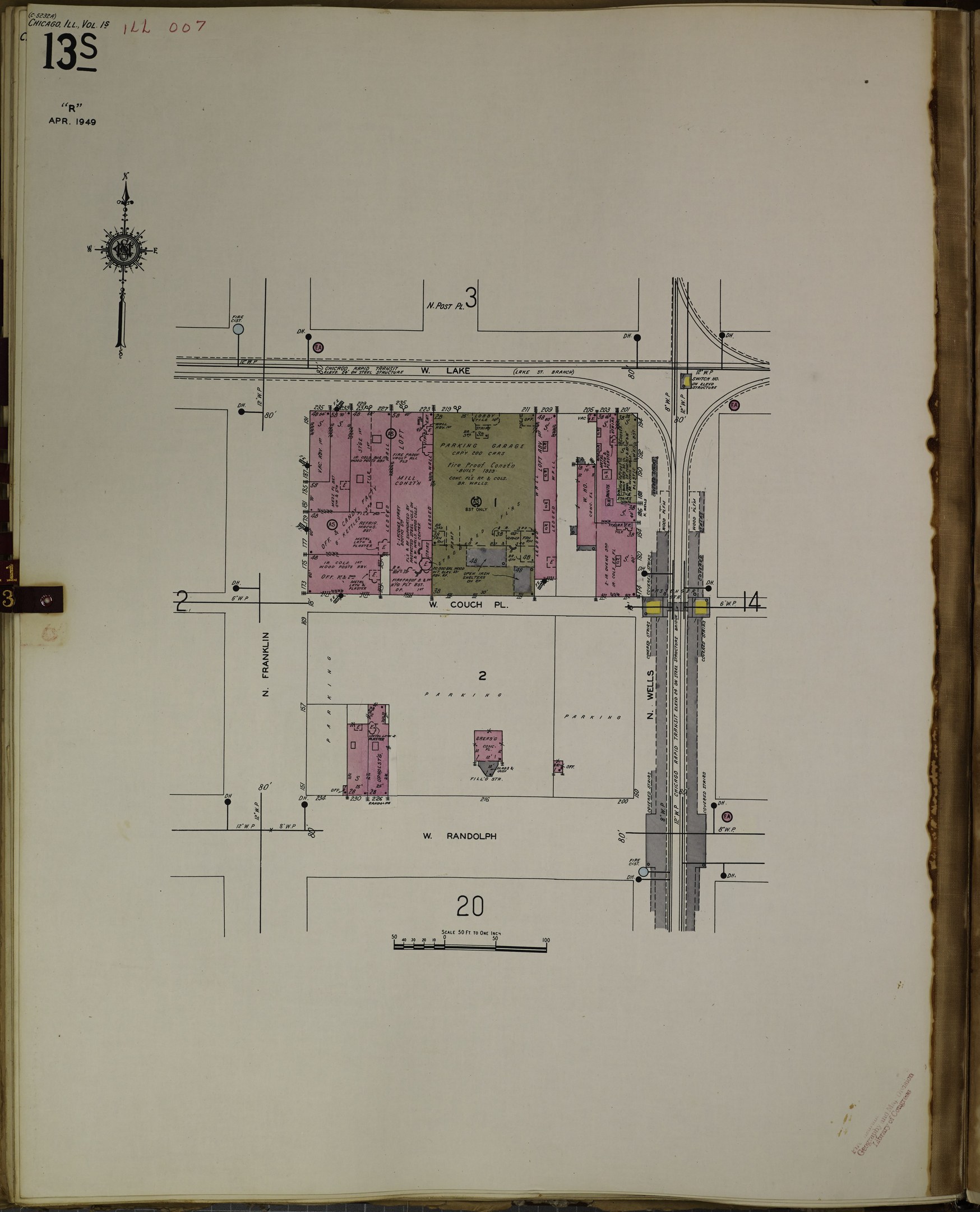 Offenes Buch mit detaillierter Stadtkarte-Illustration und umgebenem Text auf seinen Seiten.