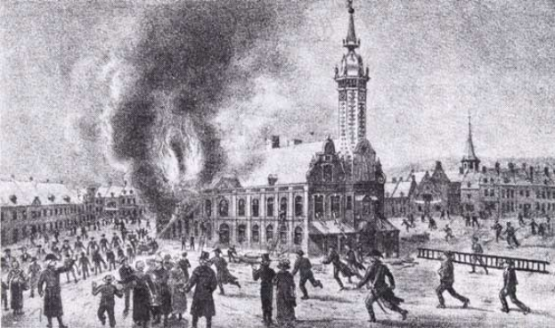 Schwarze und weiße Zeichnung einer Menge vor einem brennenden Rathaus mit Rauch, der in den Himmel aufsteigt, mit der Beschriftung "Das brennende Rathaus in London" unten.