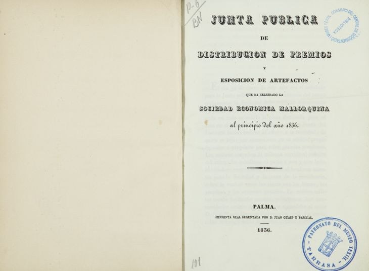 Offenes Buch mit einem blauen Stempel auf der linken Seite, beschriftet mit "Verteilung der Räumlichkeiten der spanischen Regierung im Jahr 1836", enthaltend gedruckten Text und zusätzliche Stempel.