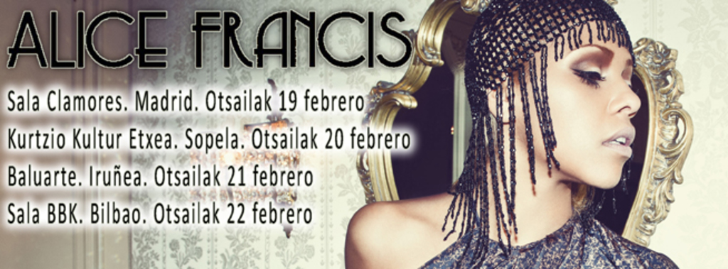 Eine Frau steht vor einem Spiegel, mit sichtbarem Text auf dem Plakat.