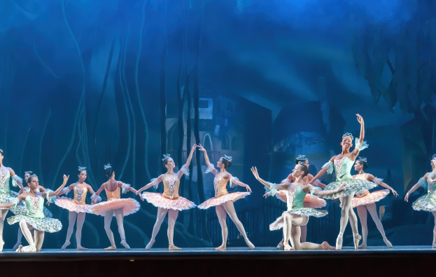 "Theater of Estrada Song" des Zentrums für Ästhetische Erziehung von Kindern der Region Nizhny Novgorod wird vor Beginn der "Nussknacker"-Aufführung im Nizhny-Novgorod-TYUZ am 1. Juni auftreten