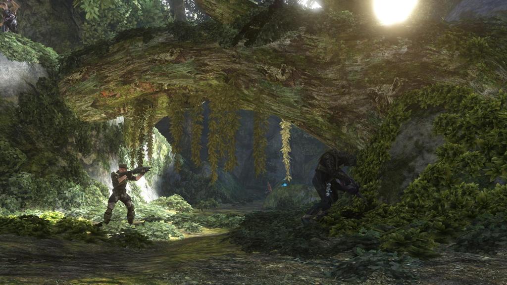 Eine Person, die in einem Videospiel die Sonne hält, mit einer anderen Person davor, umgeben von Grün mit Bäumen und Pflanzen.