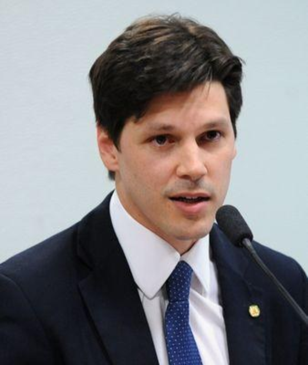 Ein Mann im Anzug spricht in ein Mikrofon auf einem Podium, wahrscheinlich zur Vorstellung eines Regierungsentwurfs zum Verbot des Internets.