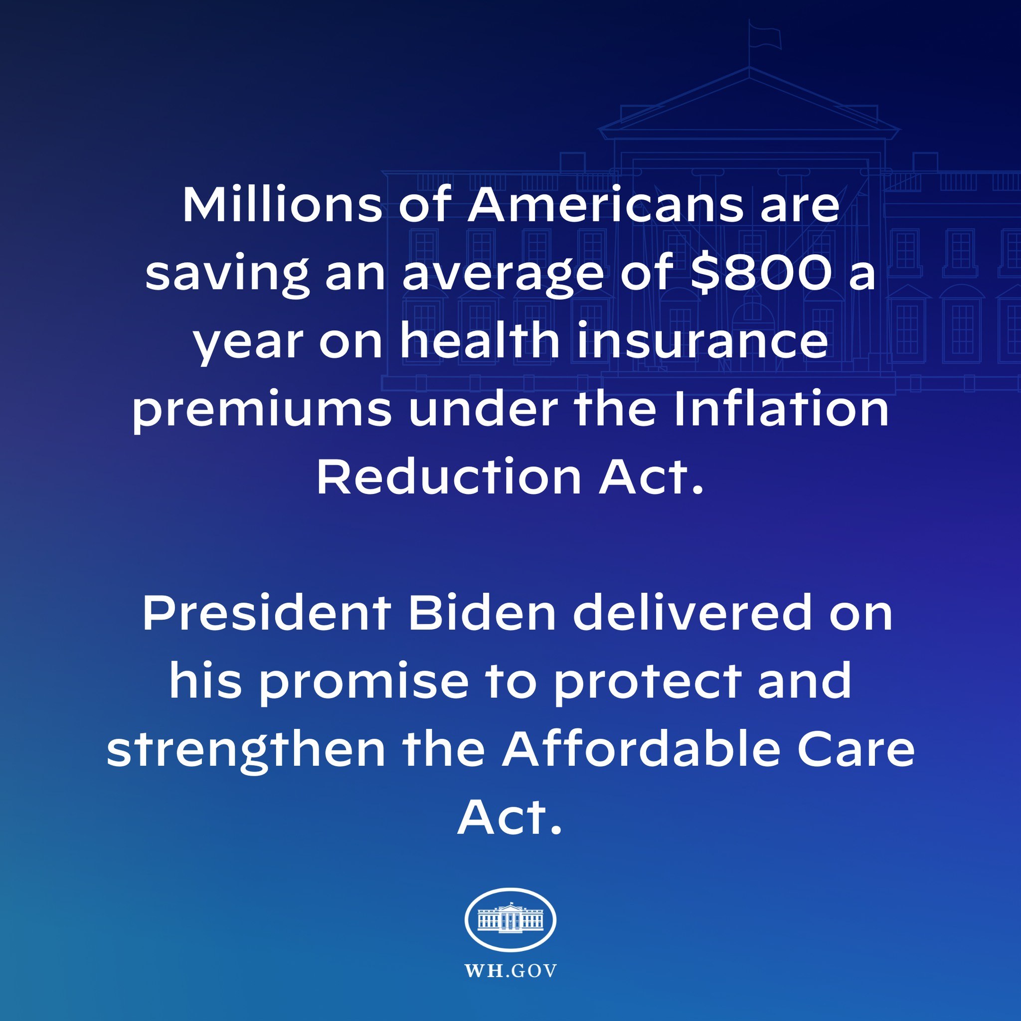 Blauer Hintergrund mit weißer Schrift, die "Millionen von Amerikanern sparen durchschnittlich 800 USD pro Jahr an Krankenversicherungsprämien thanks to the Inflation Reduction Act" in der Mitte zeigt, begleitet von einem Logo.