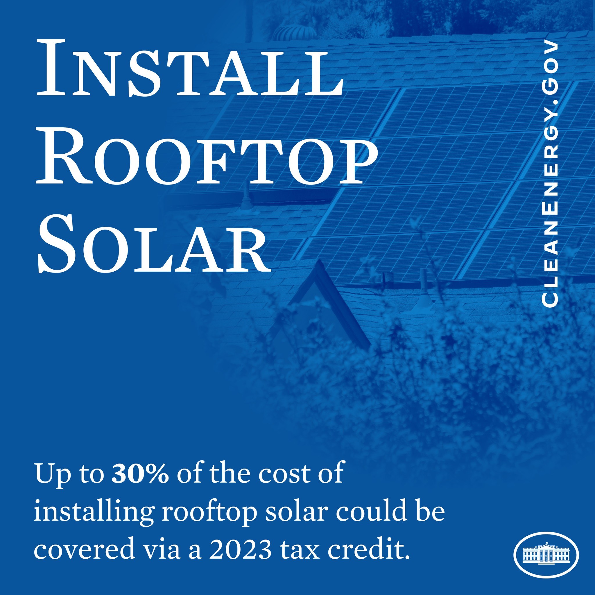 Plakattext wirbt für einen 2023er Steuerbonus, der bis zu 30% der Kosten für die Installation von Dachsolaranlagen deckt, mit Bäumen und einem Gebäude mit Solarpanelen im Hintergrund.
