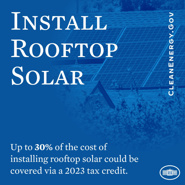 Plakattext wirbt für einen 2023er Steuerbonus, der bis zu 30% der Kosten für die Installation von Dachsolaranlagen deckt, mit Bäumen und einem Gebäude mit Solarpanelen im Hintergrund.