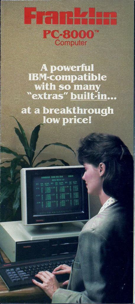 Eine Werbung, die eine Frau an einem Schreibtischcomputer zeigt.