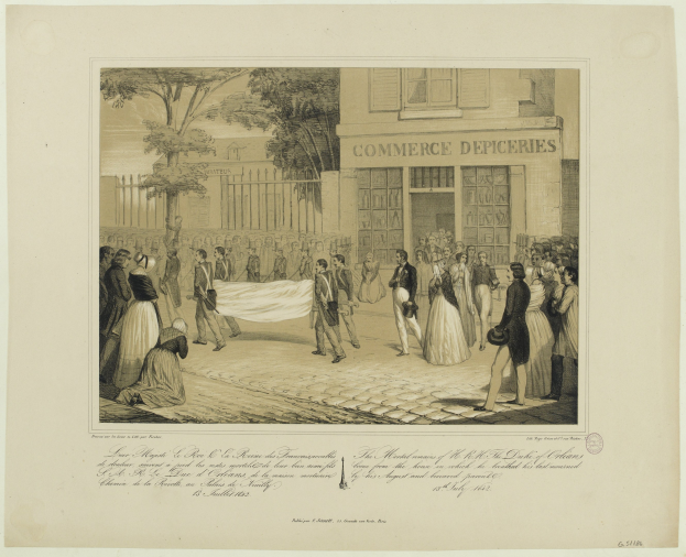 Eine Gruppe von Menschen steht vor einem Gebäude, umgeben von Bäumen und einem Zaun, einige halten ein Tuch über einer Leiche.