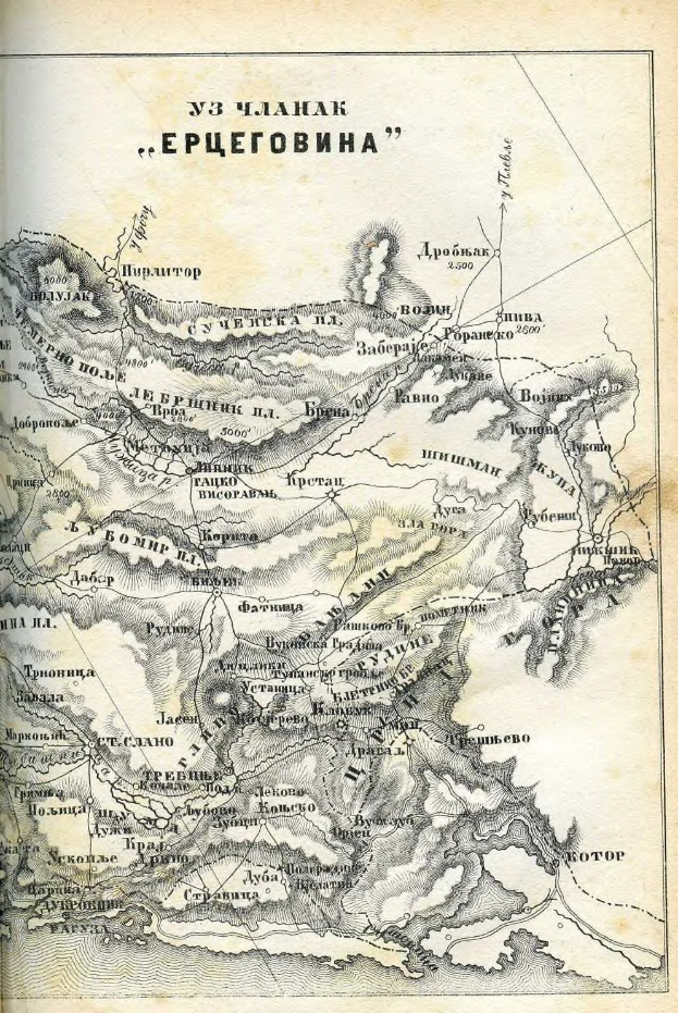 Ein altes Buch mit einer detaillierten Karte des russischen Reichs, die geografische Merkmale wie Berge, Flüsse und Städte zeigt, begleitet von Text, der Standorte benennt.