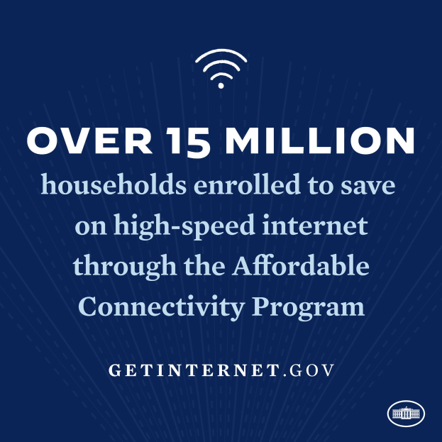 Plakat, das das Affordable Connectivity Program mit dem Text "über 15 Millionen Haushalte angemeldet, um bei High-Speed-Internet zu sparen" und einem Logo zeigt.