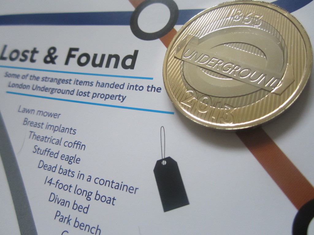 Eine Münze wird in die obere rechte Ecke eines Objekts mit Text gesetzt.