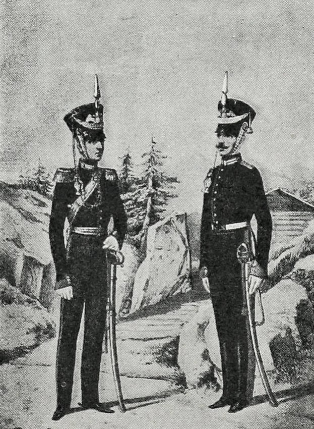 Zwei uniformierte Männer mit Mützen und Schwertern stehen nebeneinander, im Hintergrund sind Bäume und ein Haus zu sehen; unten steht der Text "Sergeant Major der Schweizer Armee"