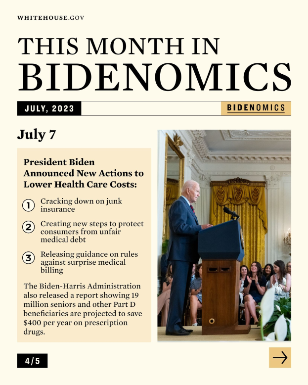 Präsident Biden steht hinter einem Podium mit einem Mikrofon, vor sitzenden Teilnehmern, mit einer Vorhangwand im Hintergrund; der Text lautet "Dieser Monat in Bidenomics Juli 2023".
