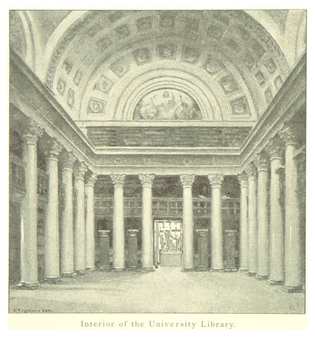 Innenansicht einer Universitätsbibliothek mit prächtigen Säulen und detaillierten Deckenverzierungen sowie dekorativem Text am Boden.