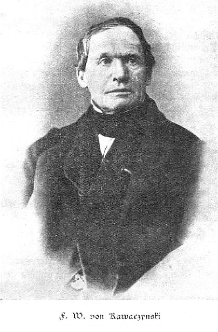 Schwarzes und weißes Porträt eines Mannes in einem Anzug, der mutmaßlich F. W. von Kawaczynski ist und leicht nach links gewandt dasitzt.