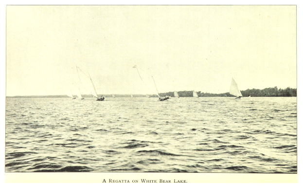 Regatta am Weißen Bärensee mit Booten auf dem Wasser, Bäumen im Hintergrund und Text unten.