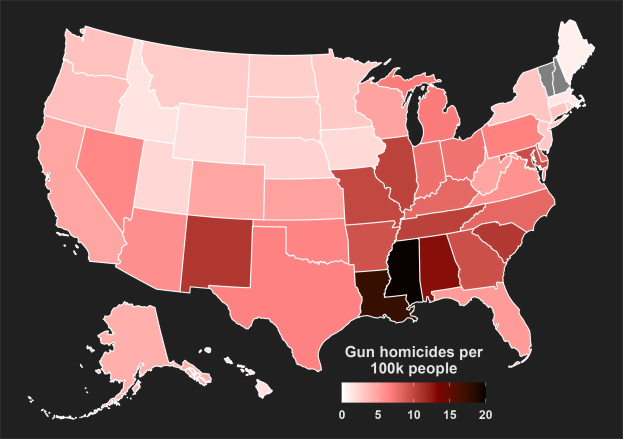 Eine USA-Karte, farblich codiert nach der Anzahl der Schusswaffen-Todesfälle pro 100.000 Einwohner, mit zusätzlichen Daten unten.
