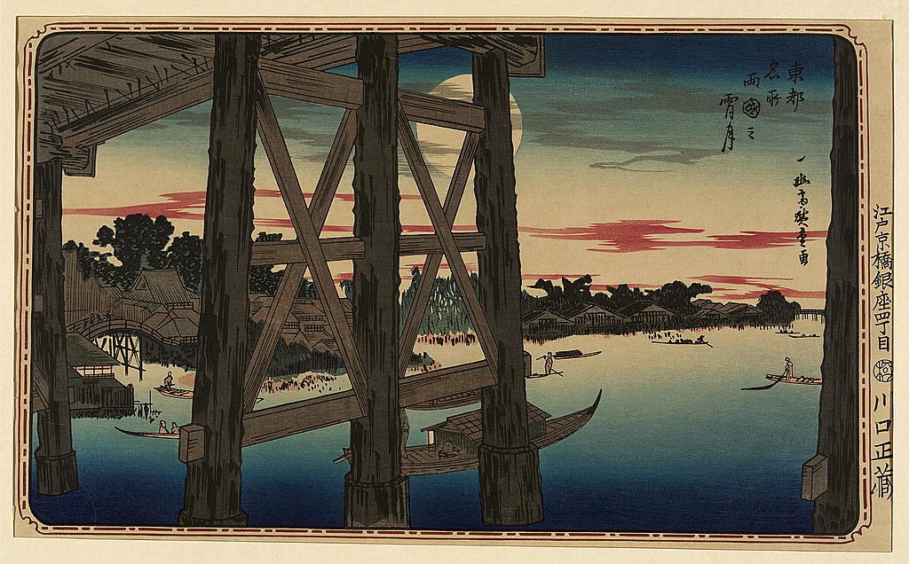 Japanisches Holzschnittbild, das eine Brücke über einen Fluss mit Booten zeigt, umgeben von Bäumen, Häusern und einem bewölkten Himmel, betitelt "Die Brücke zum Meer" von Utagawa Hiroshige (1835–1910).